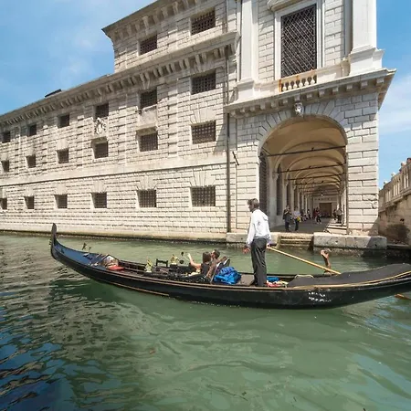 アパート 2 Bedroom Lovely In