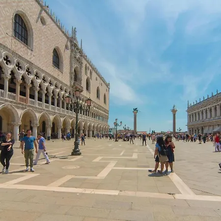 アパート 2 Bedroom Lovely In